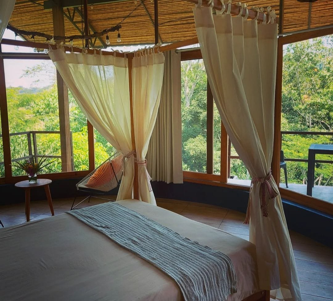 Exclusividad natural: Venta de lodge rodeado de árboles y río en Tarapoto